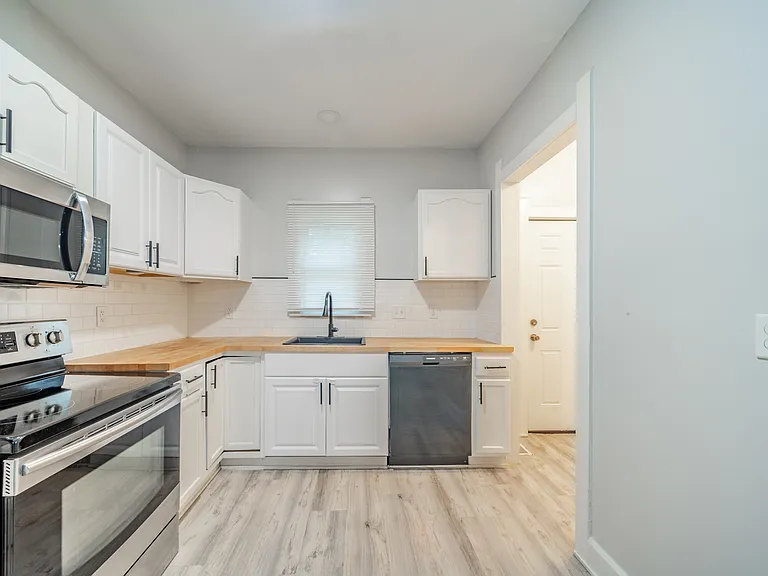 2344 N Capitol Ave — Photo 18