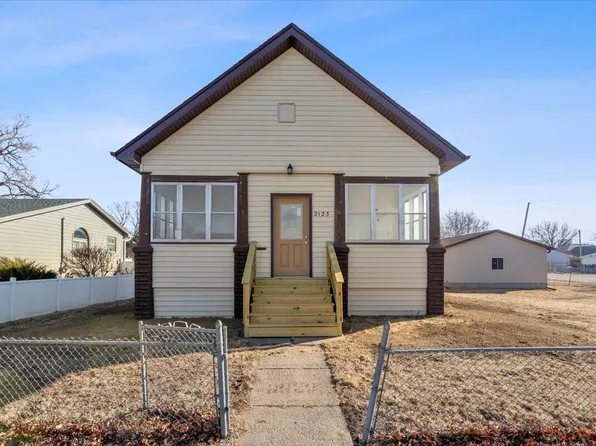 2123 S 10th St, Council Bluffs, IA 51501
