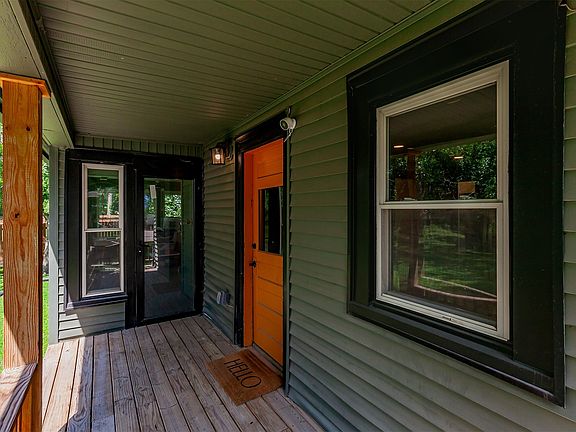 4th image of 605 Cottage St
