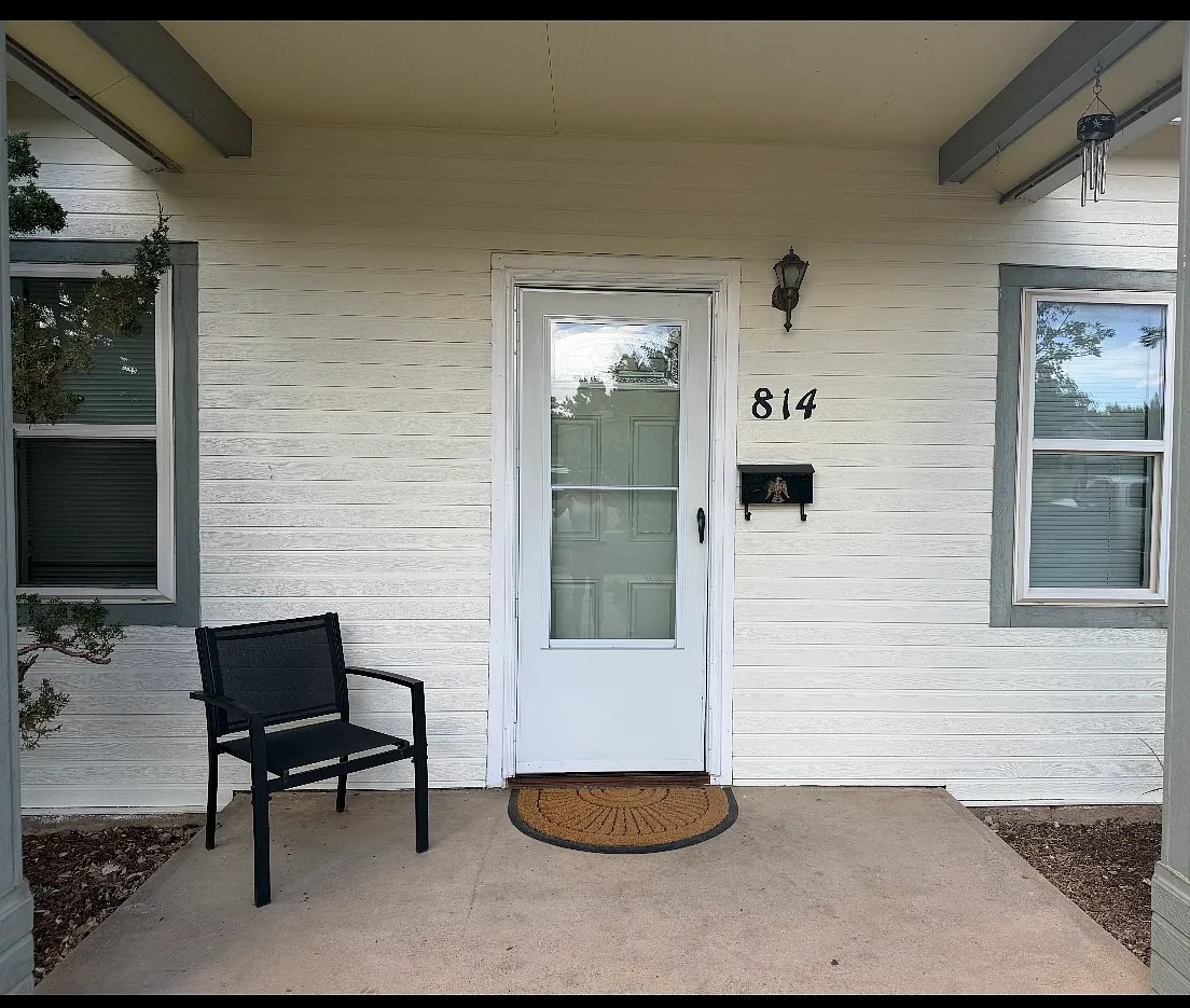 814 E Myrtle St — Photo 2