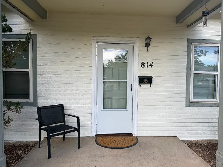 814 E Myrtle St — Photo 2