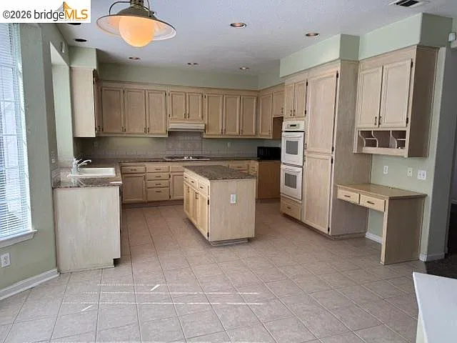 4 bed, 3.0 bath, 2739 sqft, $3,600 — Photo 2