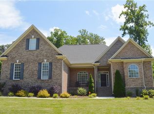 8913 Grove Park Dr, Oak Ridge, NC 27310