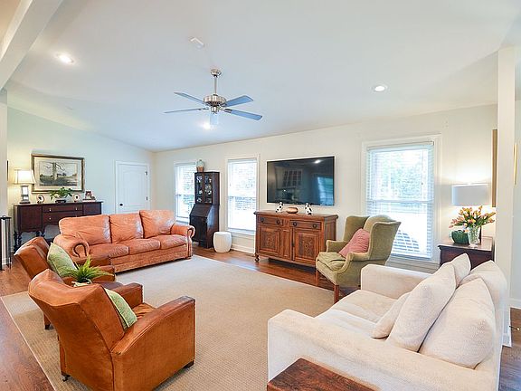 5th image of 74 Walnut Rd