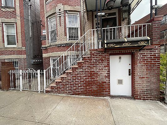 1st image of 1751 Melville St Floor 1