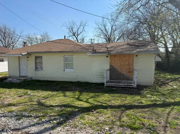 205 E Meadow Avenue, Crane, MO 65633