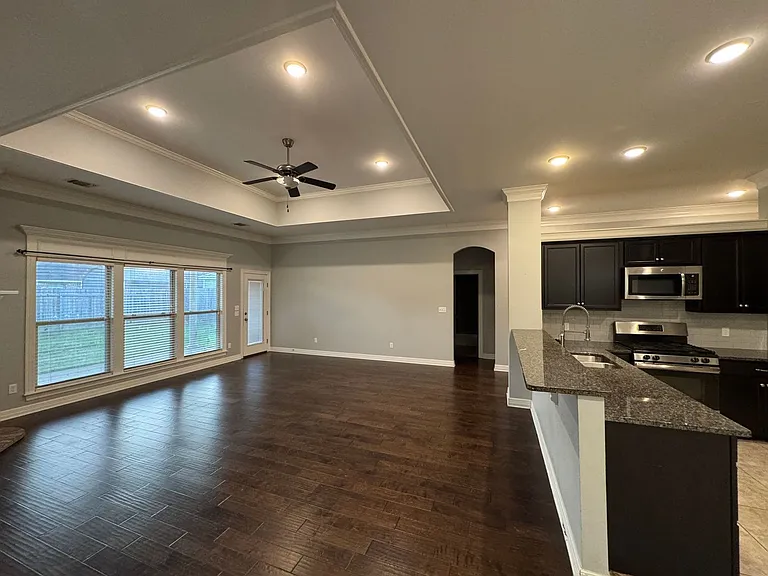 328 N Hampton St — Photo 9