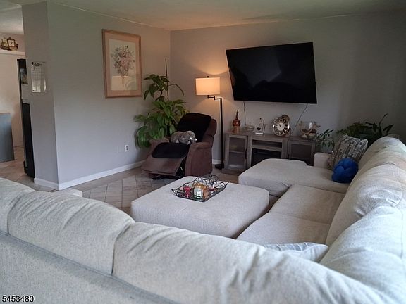 2nd image of 6 Brierdale Ln