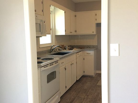 Kitchen has 2 points of entry