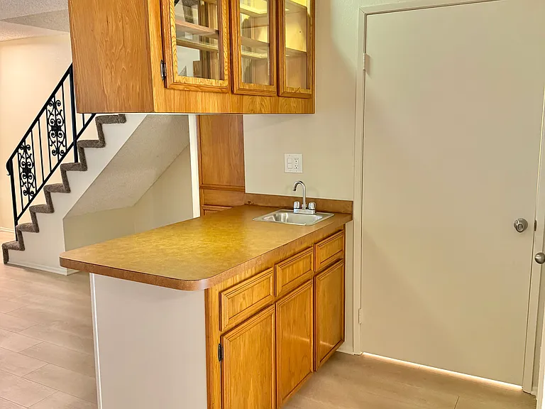1360 Oxford Ave #5 — Photo 8