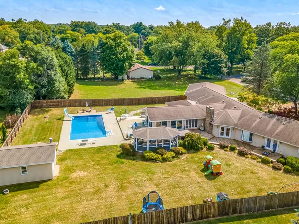 2372 Ivy Ln, Hillsdale, MI 49242