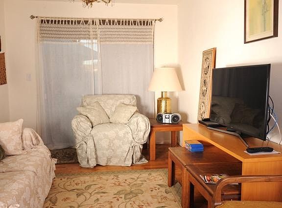 Living/entertainment room with 42" TV and BluRay DVD player