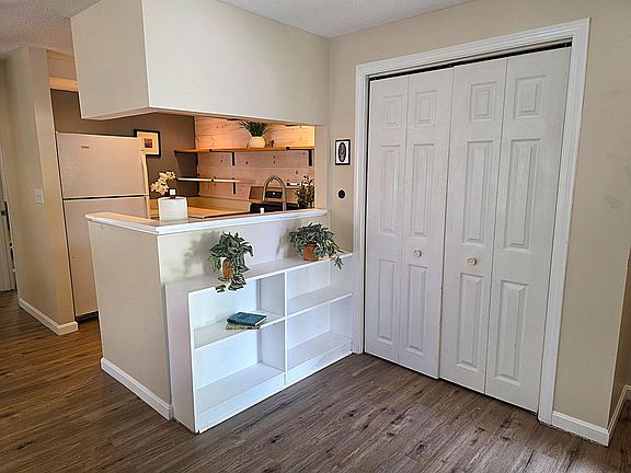 5th image of 18 High Bluff Drive #18