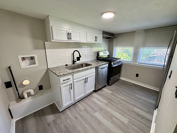 4th image of 572 1/2 S Crescent Ave