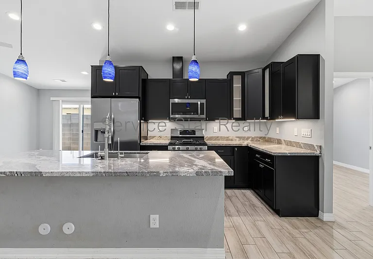 1556 W 5th St — Photo 6