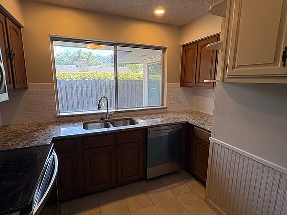 5th image of 2205 Bowling Green St