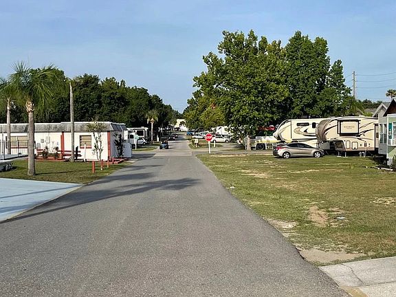 2nd image of 1012 Circle Dr #142