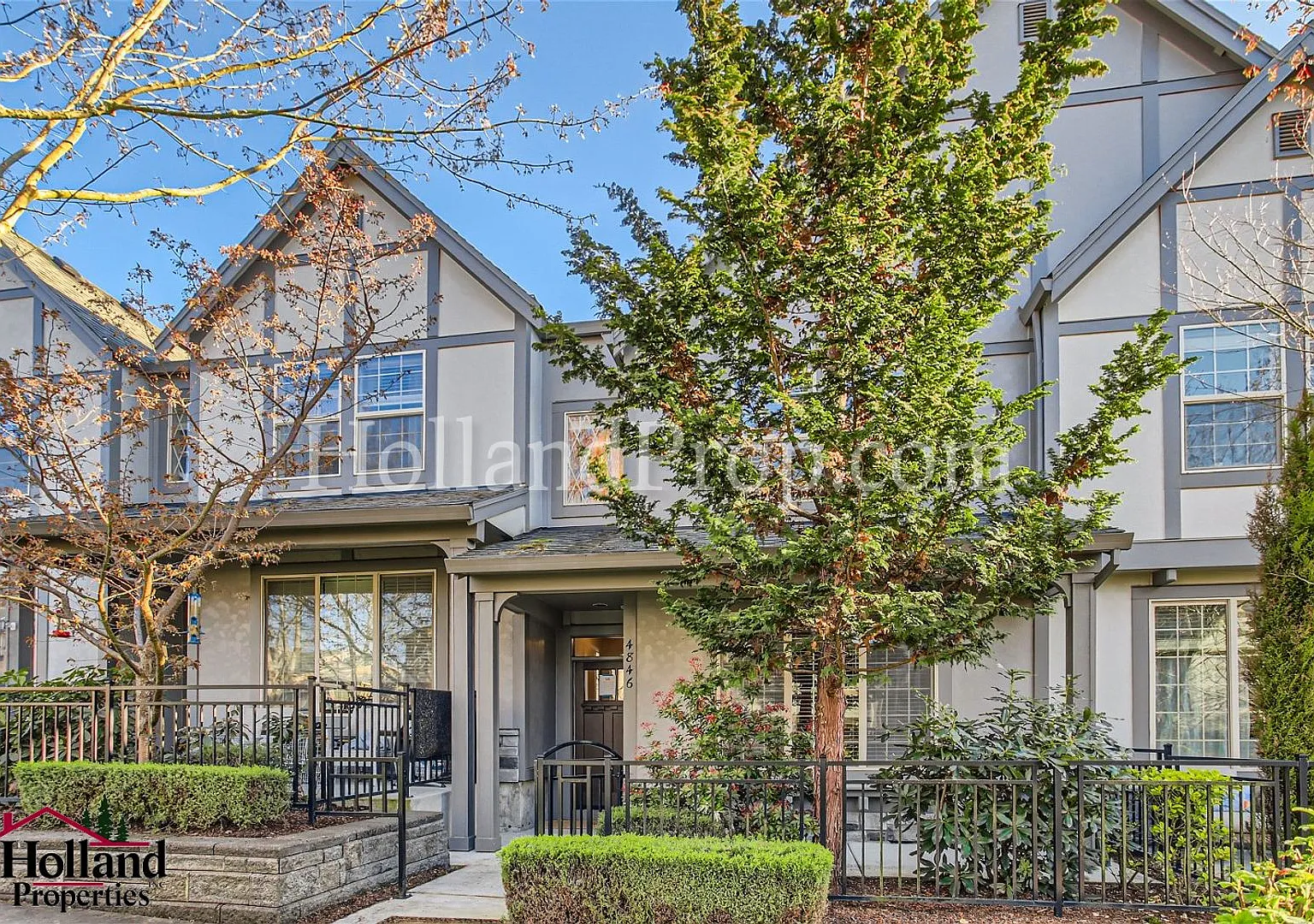 Elevated Two-Level Living with Modern Comfort & Style — Photo 2