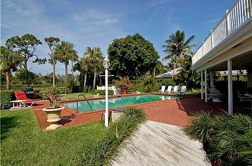 Swimming pool on large 23000 swft lot