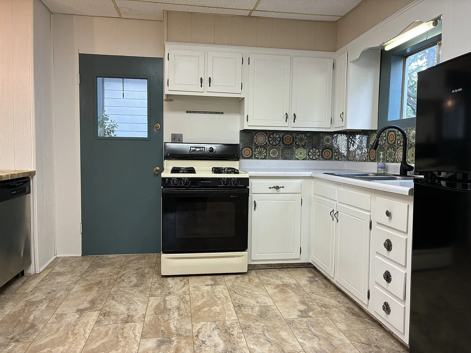 3 bed, 1200 sqft, $1,450 — Photo 4