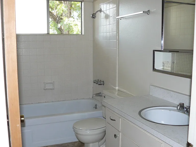 555 E 3rd Ave — Photo 5
