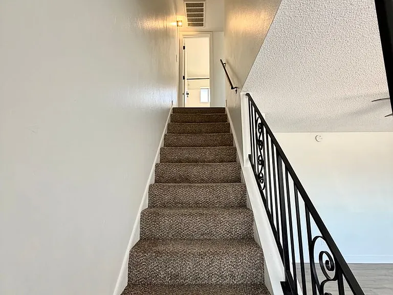 901 E Claremont St — Photo 14