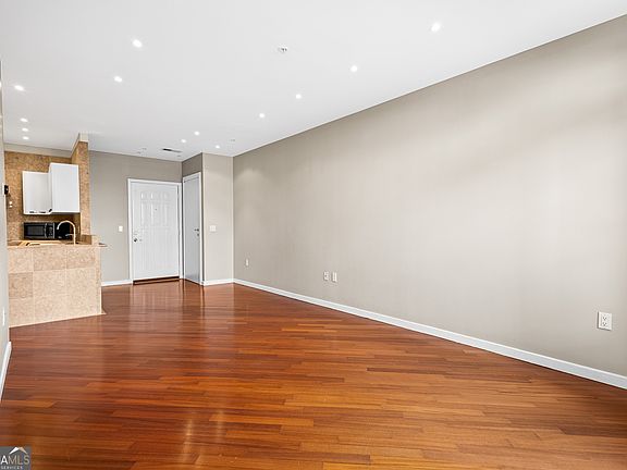 5th image of 3334 Peachtree Rd NE APT 1410
