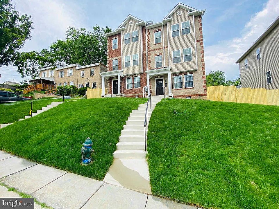 2nd image of 222 57th Pl NE