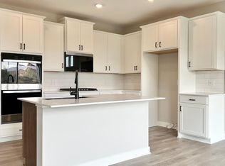2140 Bluff Heights Dr, Shakopee, MN 55379