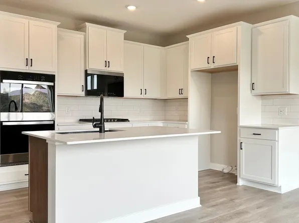 2140 Bluff Heights Dr, Shakopee, MN 55379