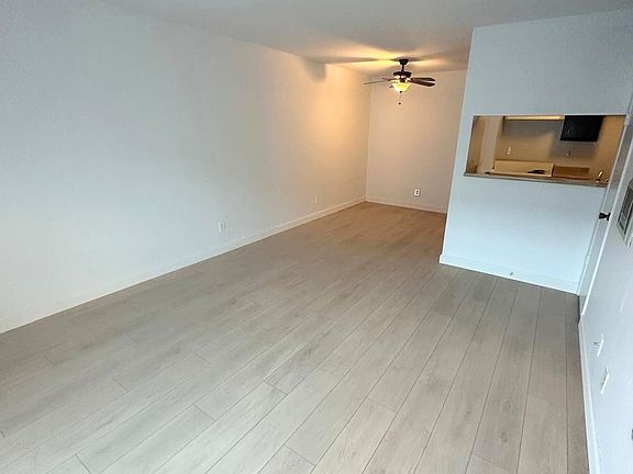5th image of 20930 Parthenia St Unit 121