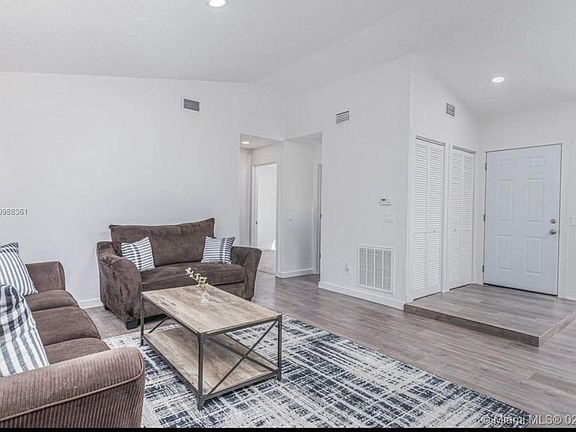 4th image of 419 SE Fallon Dr
