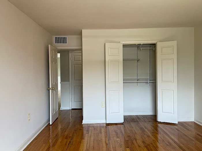 Colonial Village Apartments — Photo 23