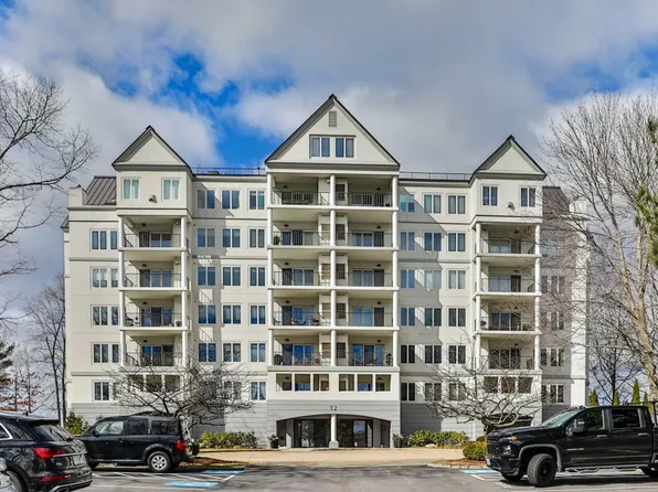 12 Mountain Laurels Drive #202, Nashua, NH 03062