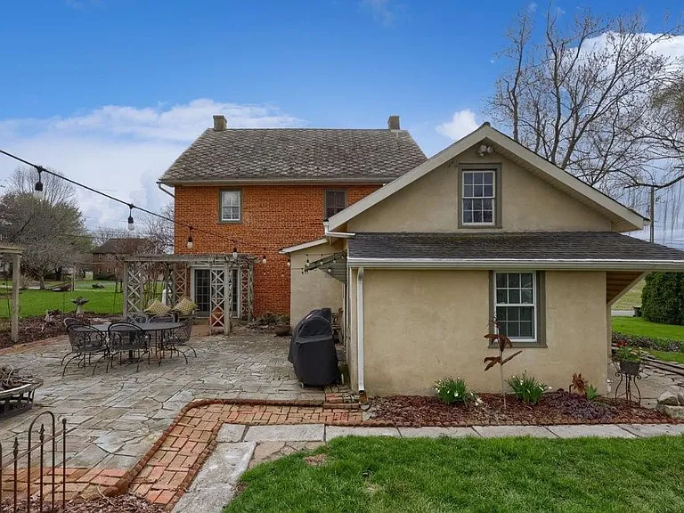 2047 Jarvis Rd — Photo 2