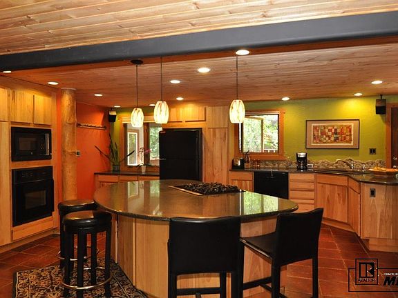 3rd image of 290 Huckleberry Ln