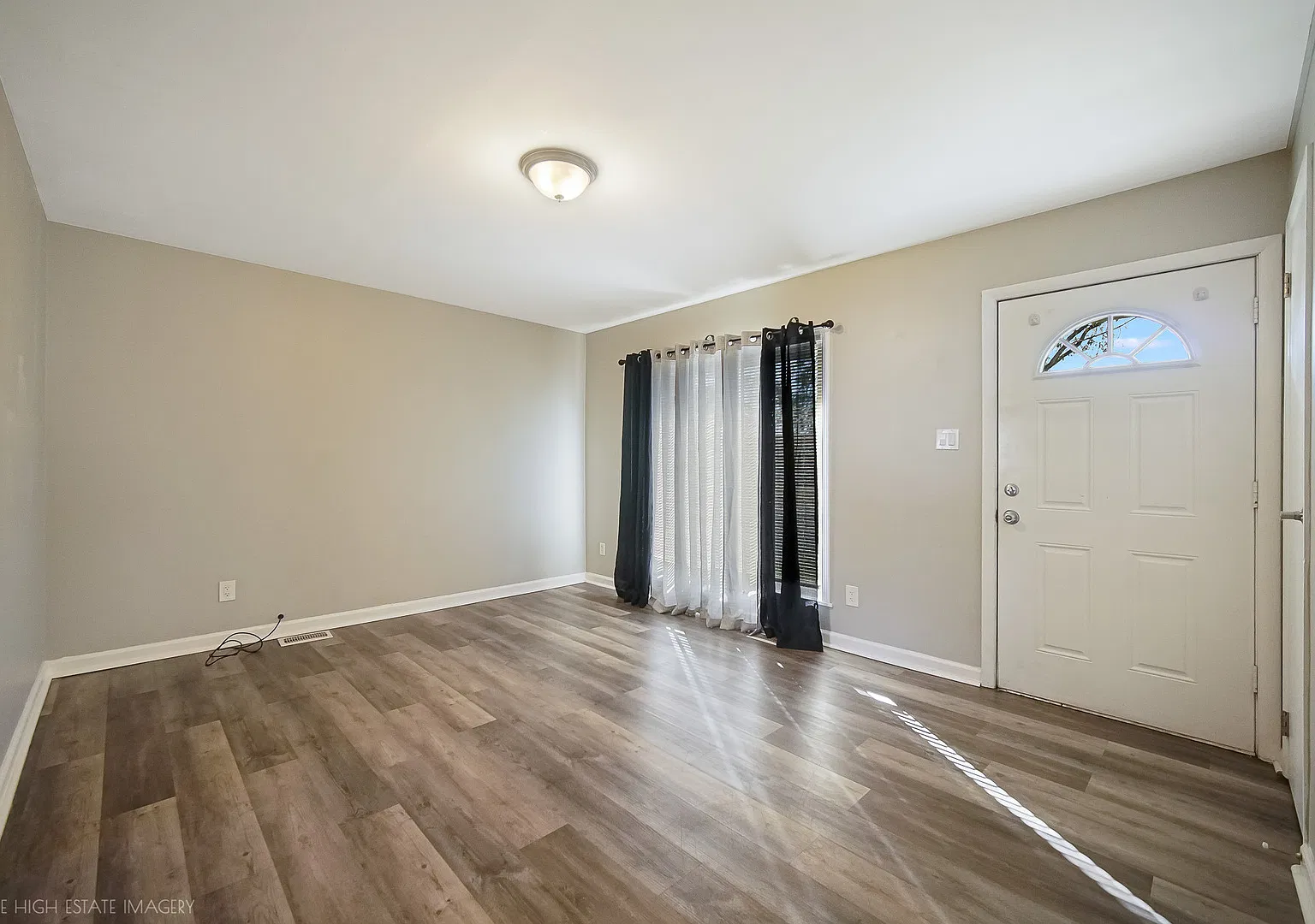 3 bed, 1000 sqft, $2,300 — Photo 3