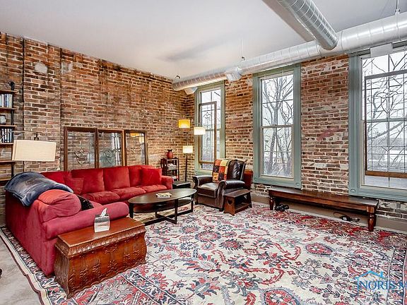 5th image of 44 S Saint Clair St APT 9