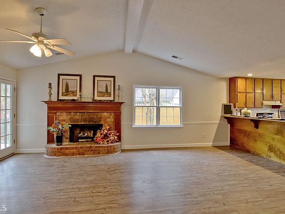 3rd image of 102 Treillage Ln