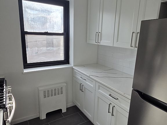 5th image of 165 Vroom St APT 2J