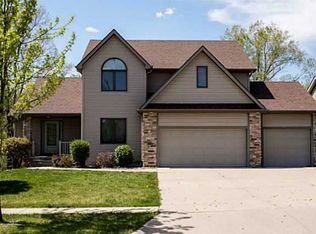 3708 Village Run Dr, Des Moines, IA 50317