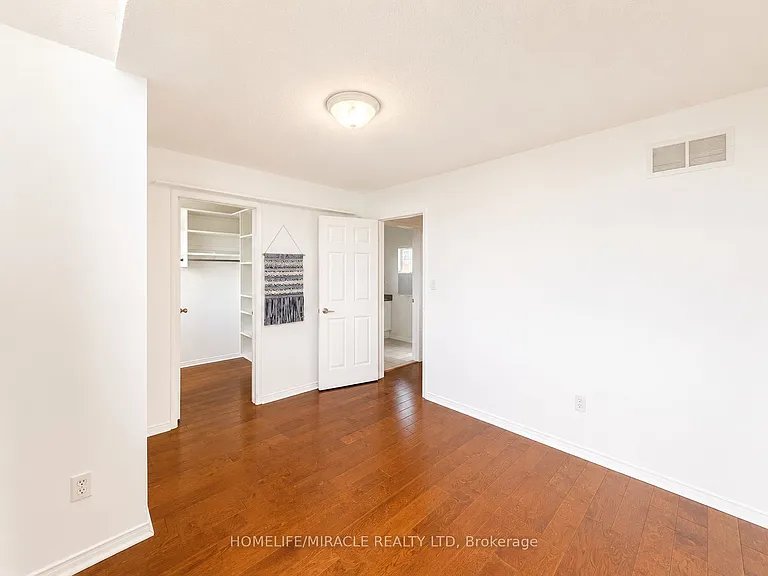 1033 Grandview St N — Photo 17