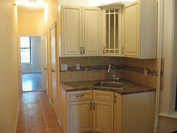 2nd image of 640 Warren St APT 3R