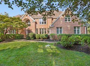 5 Ming Ct, Chester, NJ 07930