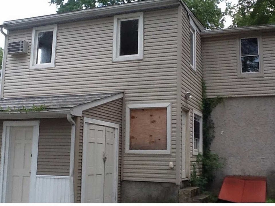 2nd image of 3912 Market St