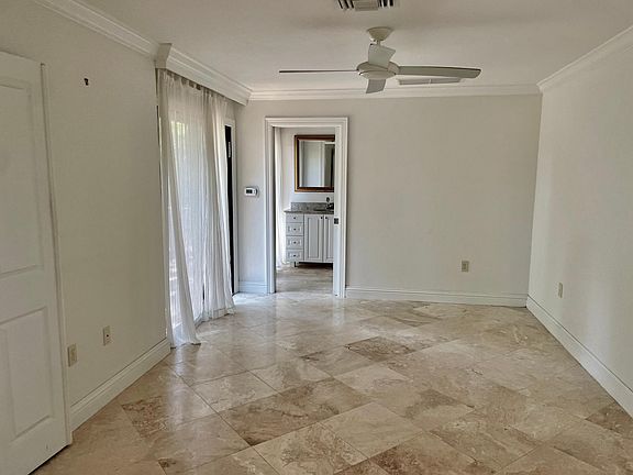 4th image of 220 Davis Blvd