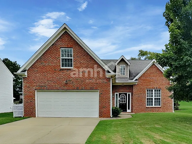 321 Collinsworth Dr — Photo 1