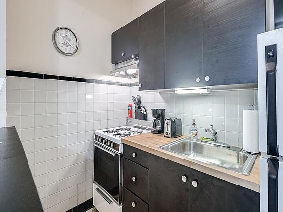 2nd image of 912 Pine St APT 1B