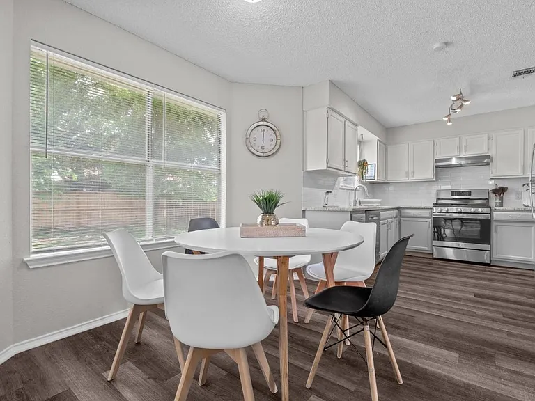 406 Oakcrest Dr — Photo 14