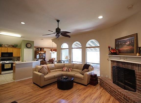 3rd image of 422 Castlewood Dr